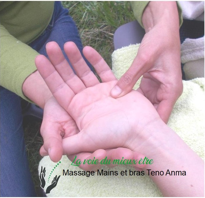 photo de massage par pression dans la paume d'une personne avec le logo de la voie du mieux être. 