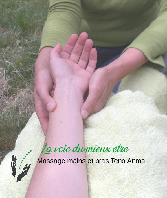 photo de massage par pressions sur les côté du bras d'une personne avec le logo de la voie du mieux être. 