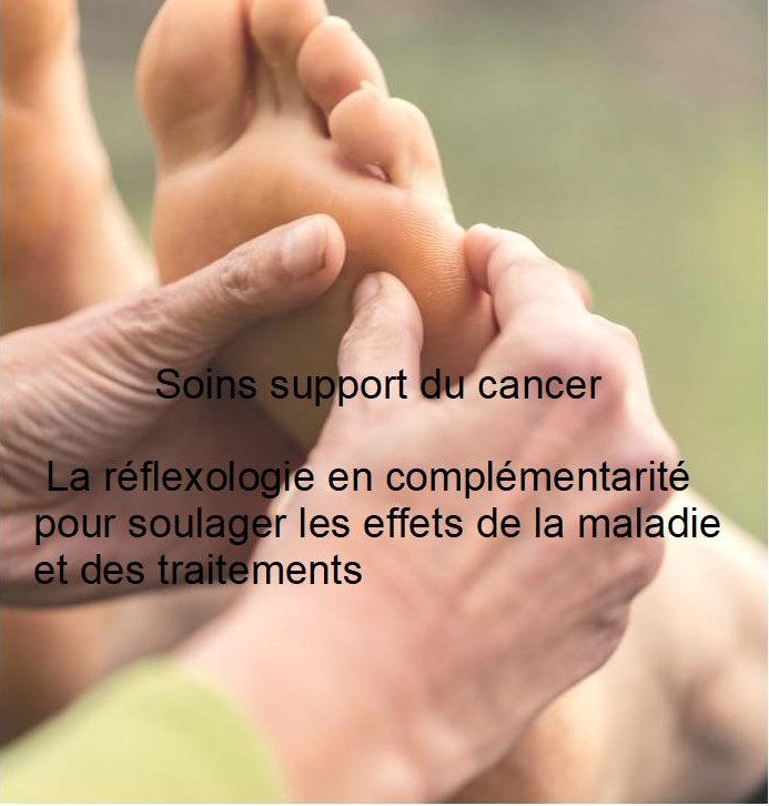 photo d'une main qui masse un pied et texte qui dit Soins support du cancer , la réflexologie en complémentarité pour soulager les effets de la maladie et des traitements.