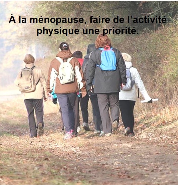 photo de femmes qui marchent et texte qui dit à la ménopause faire de l' activité physique une priorité.