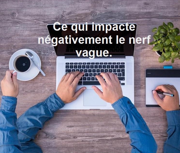 photo de  de mains démultipliées qui écrivent à l’ ordinateur boivent du café et écrivent en même temps et texte qui dit ce qui impacte négativement le nerf vague.